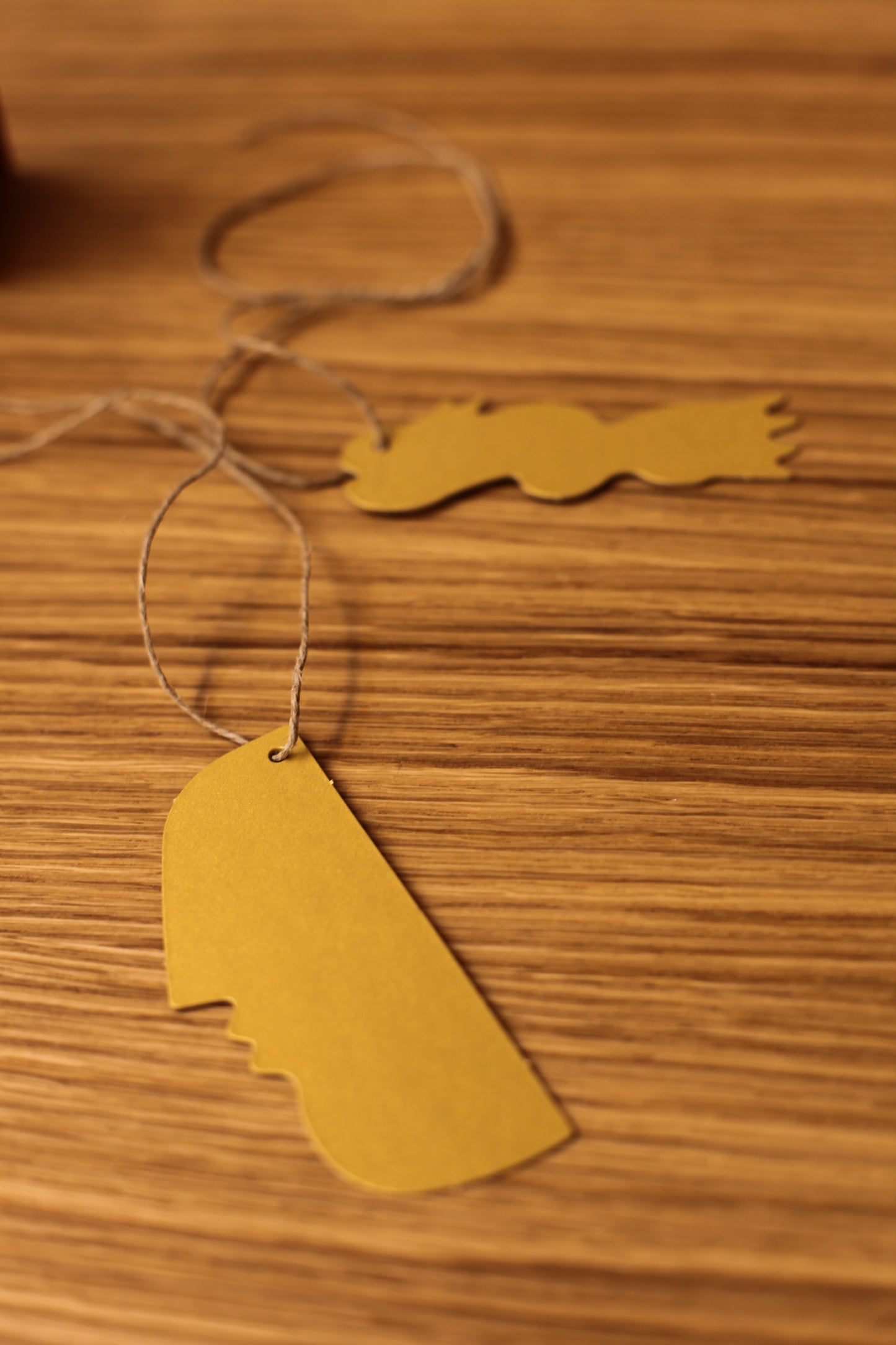 Cutting decorations on paper with the technique of silk-screen printing